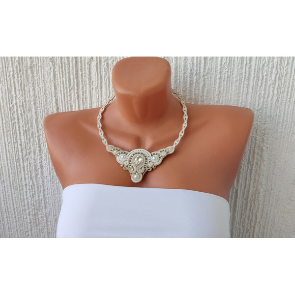 Beige-bridal-necklace