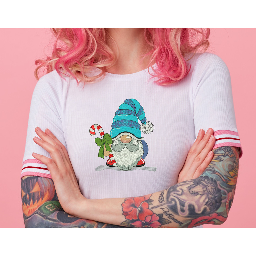 portrait-of-young-amazed-beautiful-pink-haired-lady-with-tattooed-hands-wears-in-white-t-shirt-blows-gum-ball-looking-to-the-left-in-surprise-stands-with-copy-s