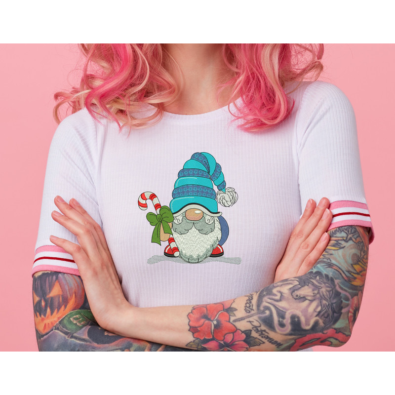 portrait-of-young-amazed-beautiful-pink-haired-lady-with-tattooed-hands-wears-in-white-t-shirt-blows-gum-ball-looking-to-the-left-in-surprise-stands-with-copy-s