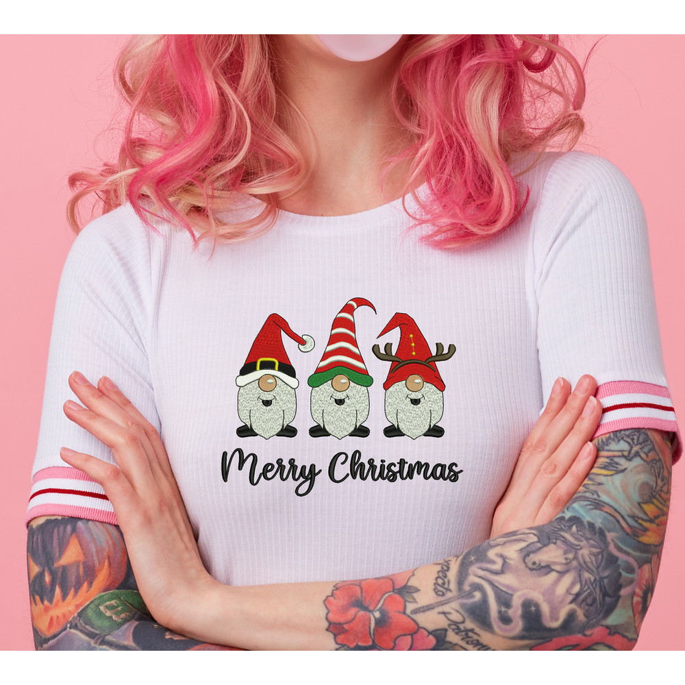 portrait-of-young-amazed-beautiful-pink-haired-lady-with-tattooed-hands-wears-in-white-t-shirt-blows-gum-ball-looking-to-the-left-in-surprise-stands-with-copy-s