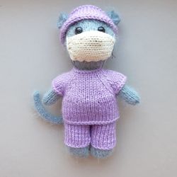Doctor mouse knitting pattern. Amigurumi toy tutorial.