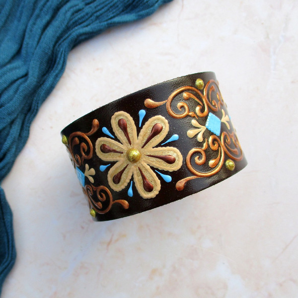 painted-leather-cuff-for-women.JPG