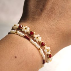 White flower and red stone bracelet Flower bracelet Handmade bracelets Red jewelry Pearl jewelry Beaded bracelet set