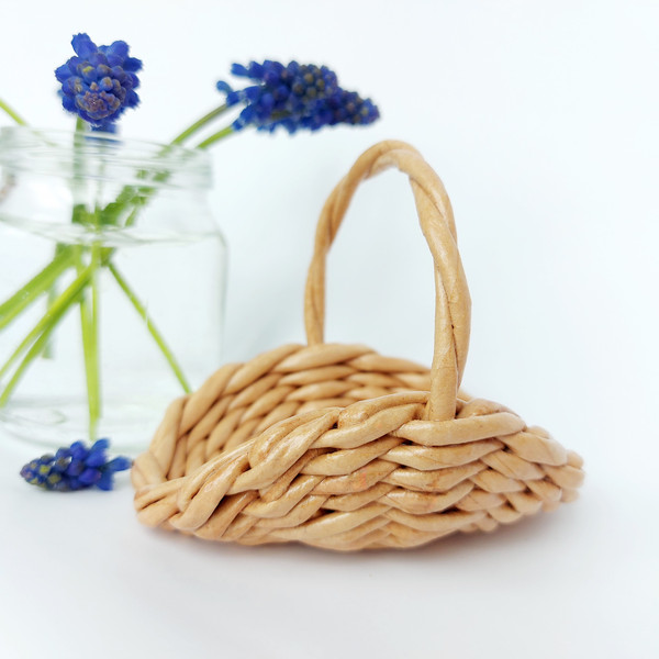 Small flower basket with handle