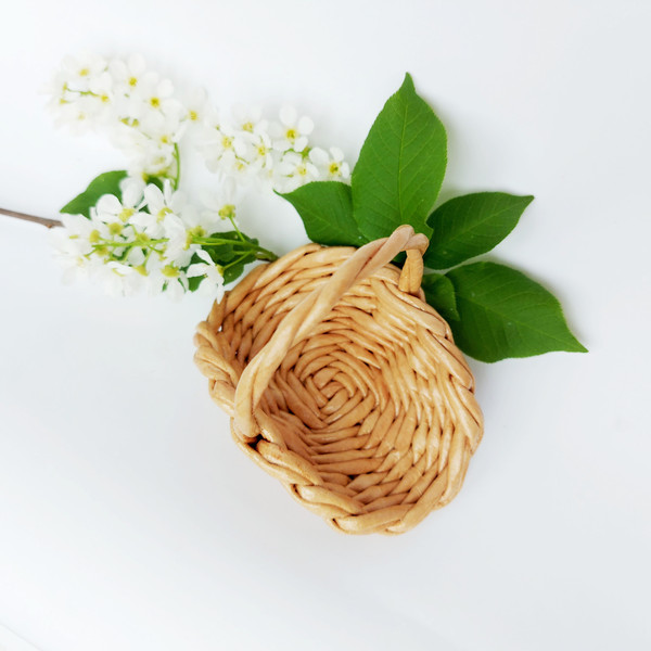 Small flower basket with handle