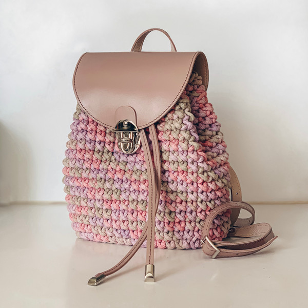 Crochet-pattern-backpack-with-leather-valve-2
