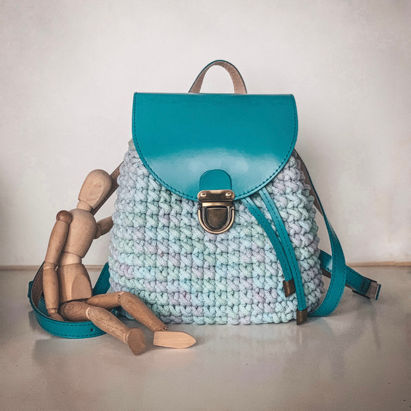 Crochet-pattern-backpack-with-leather-valve-3