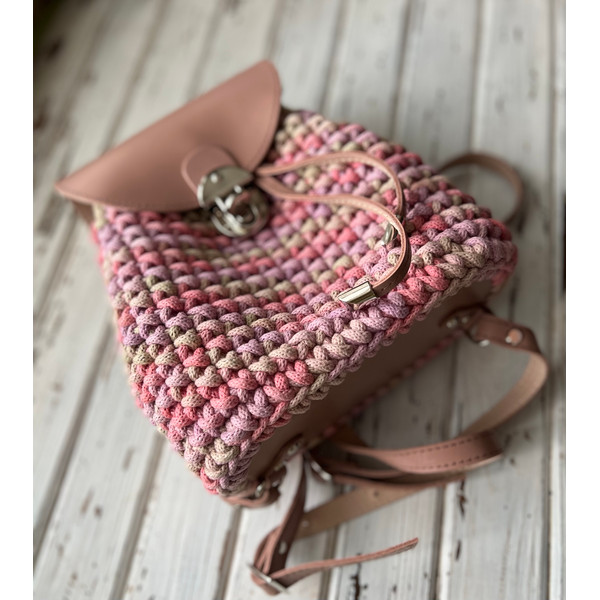 Crochet-pattern-backpack-with-leather-valve-4
