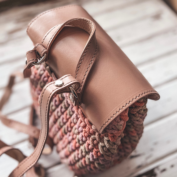 Crochet-pattern-backpack-with-leather-valve-5
