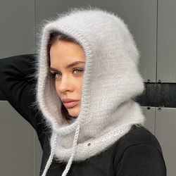 Knitted women's hood made of mink down