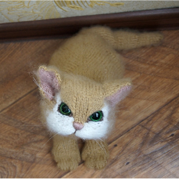 Knitted cat toy