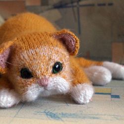 Knitted realistic cat, knitted kitty, fluffy cat