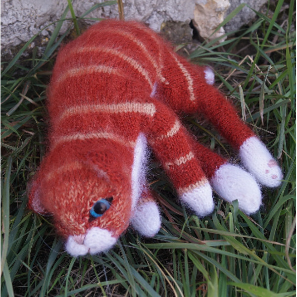 Knitted fluffy cat