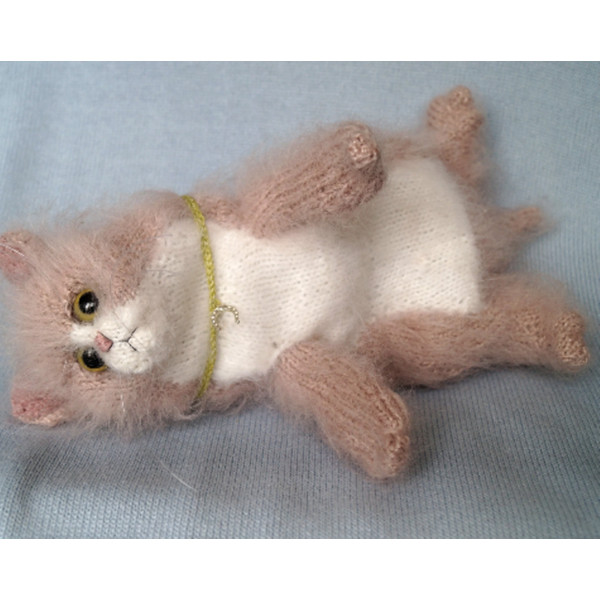 Knitted cat toy