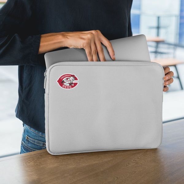 laptop-sleeve-mockup-featuring-a-young-woman-30852_compressed.jpg