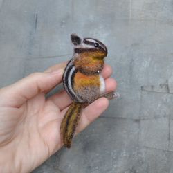 Needle felted chipmunk animal brooch for women Handmade wool replica Woodland animal pin jewelry
