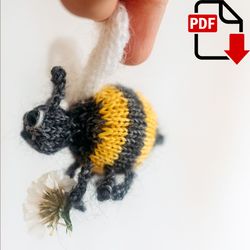 Tiny Bee knitting pattern. Knitted honeybee step by step tutorial. DIY insect miniature. English and Russian PDF.
