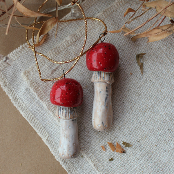 Christmas-mushrooms-ornaments_red_amanita.JPG