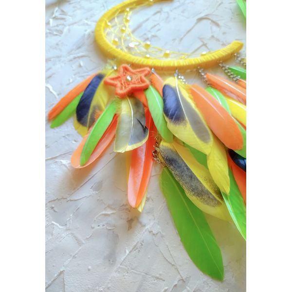 emphasis-on-the-bright-feathers-of-the-dream-catcher