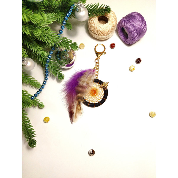 dreamcatcher-keychain-with-bee-and-agate-close-up