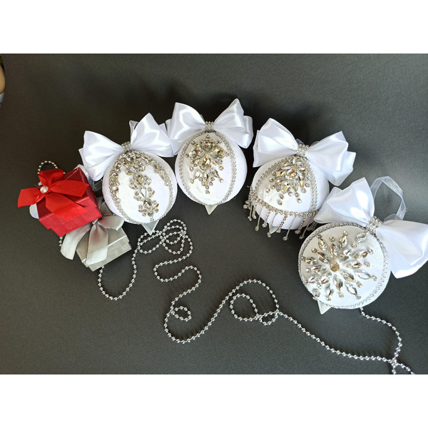 Luxury_Christmas_rhinestones_white_ornaments_handmade_balls_gift_box_Xmas_decorations_Tree_decor_set_New_Year_tree_balls_christmas_gift_decor.jpg