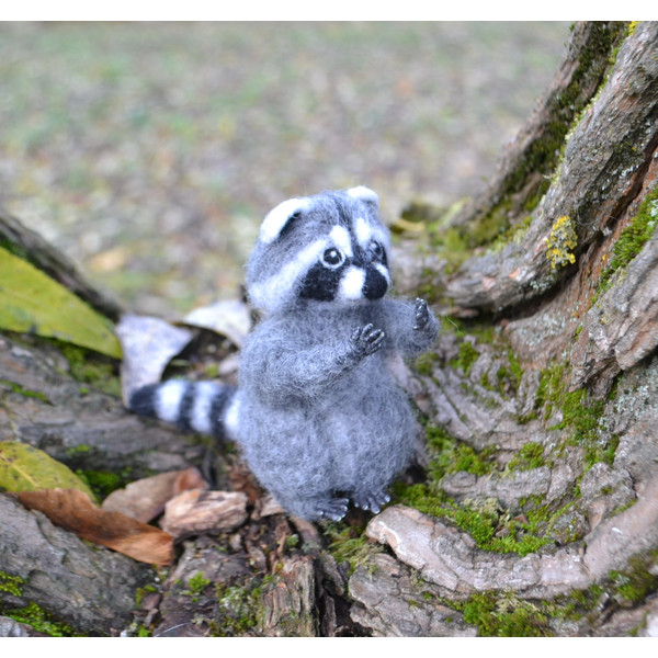 needle-felted-raccoon-figurine-from-wool