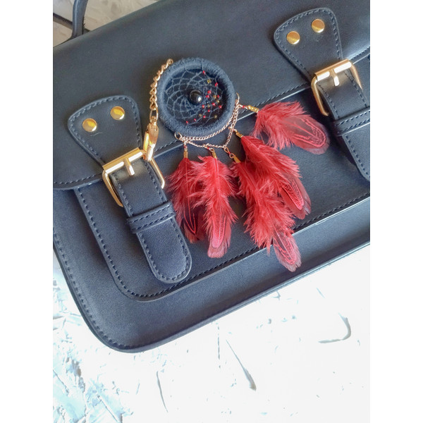 The-dreamcatcher-keychain-is-hanging-on-the-bag