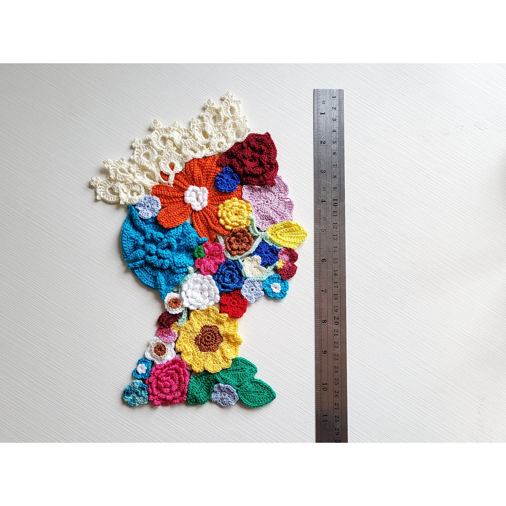 Queen Elizabeth 2 crochet portrait (5).jpg
