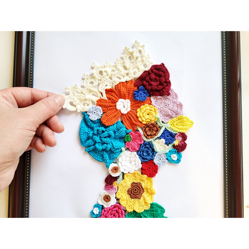 Queen Elizabeth 2 crochet portrait (11).jpg