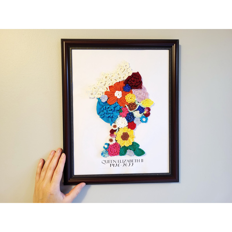 Queen Elizabeth 2 crochet portrait (12).jpg