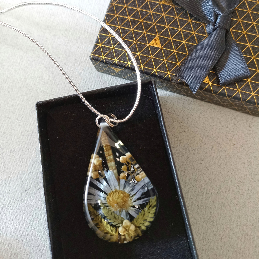 Flower necklace resin_.jpeg