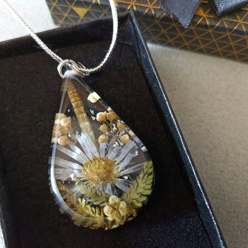 Flower necklace resin__.jpeg