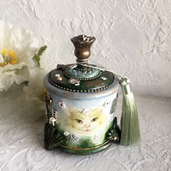 Green Alice jewelry box,Box with White,Ring holder,Alice in Wonderland, Round jewelry box,Wedding ring Box,Free shipping