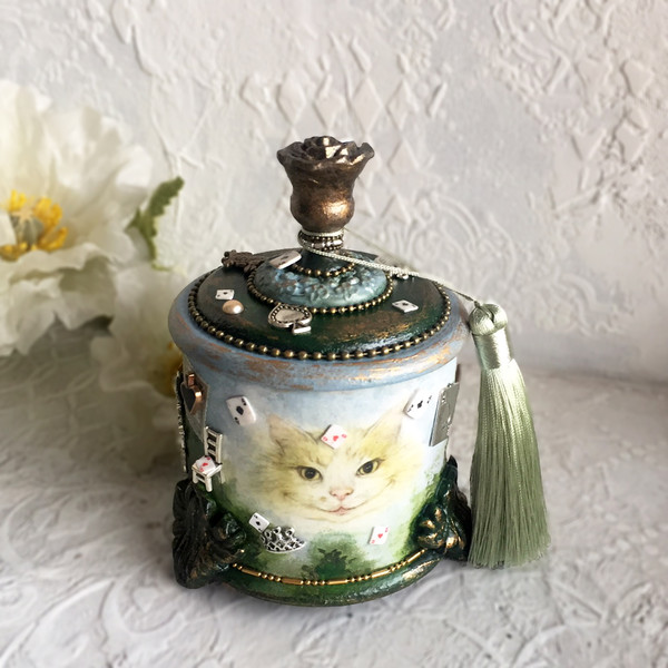 Green Box Alice in Wonderland, Cheshire cat Storage, Blue Caterpillar ring holder, Mad Hatter box, White rabbit. (3).JPG