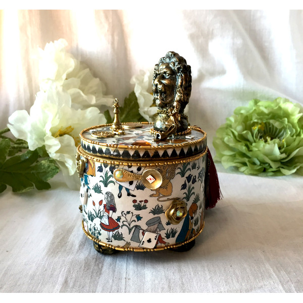 Gold round wooden handmade jewelry box Alice in Wonderland (2).JPG