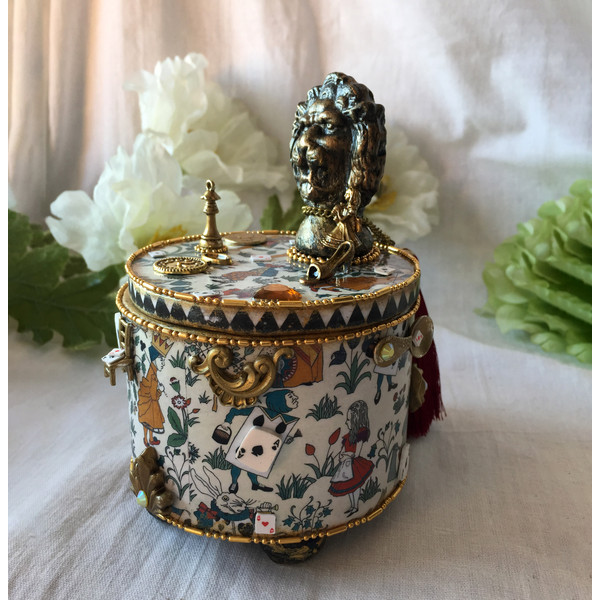 Gold round wooden handmade jewelry box Alice in Wonderland (6).JPG