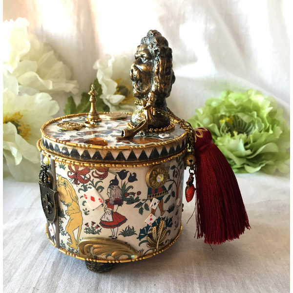 Gold round wooden handmade jewelry box Alice in Wonderland (8).JPG