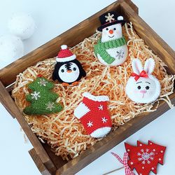 Christmas amigurumi crochet pattern  in English. Easy crochet pattern. Christmas tree decor. Snowman pattern. Tutorial.