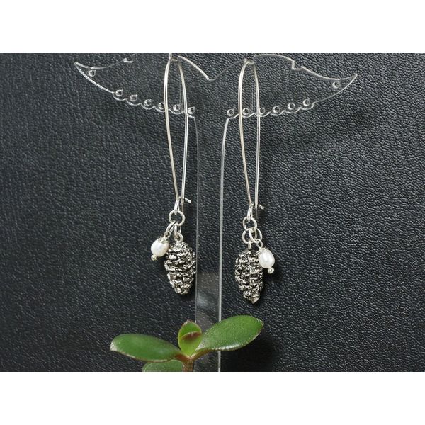 silver-pine-cone-white-pearl-dangle-drop-forest-woodland-nature-botanical-earrings-jewelry