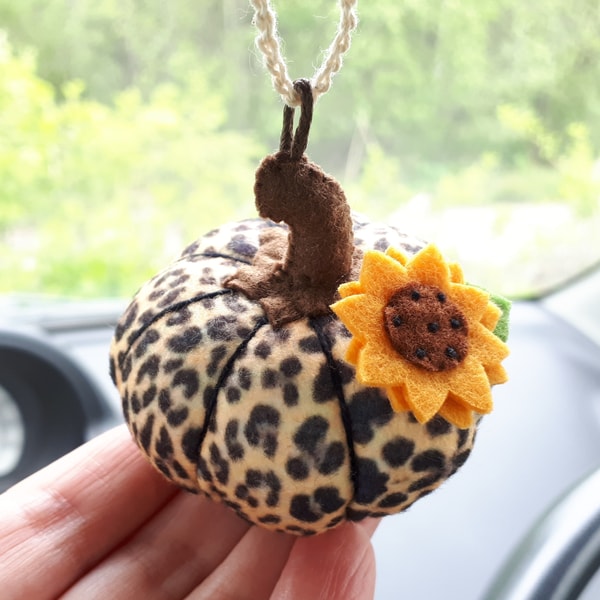 Felt pumpkins, Leopard print, Felt ornaments, Car accessorie | Inspire ...