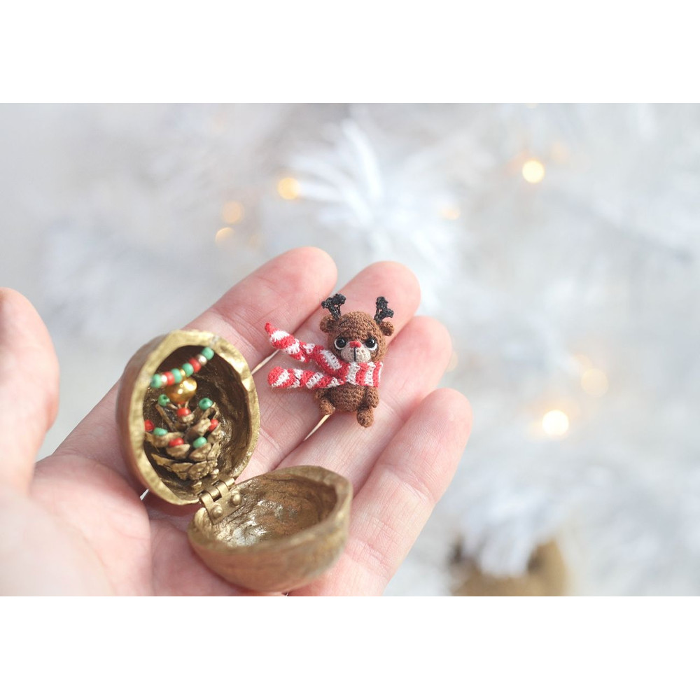 miniature-christmas-deer-in-surprize-box