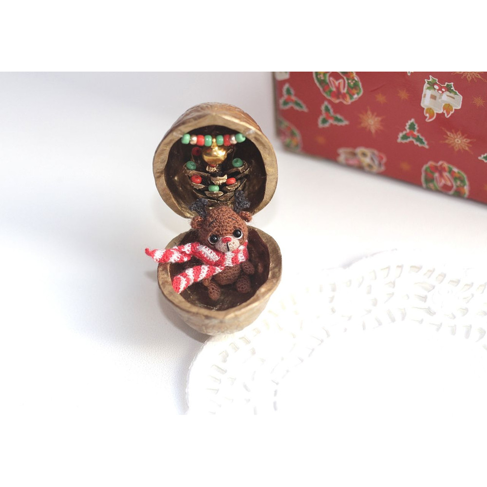 christmas-miniature-deer-in-walnut-box