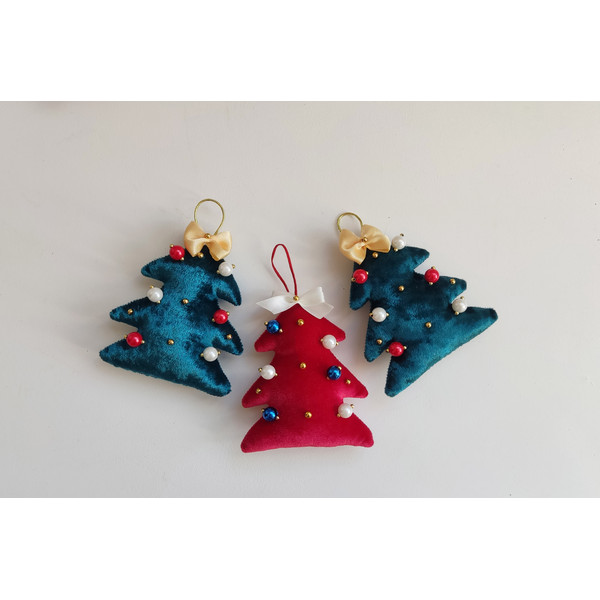 Set-of-three-christmas-trees-decoration-toys.jpg