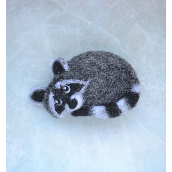 Animal brooch Raccoon pin Felt animal (3).JPG