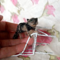 A little  cat  for the dollhouse collector and cat lover.