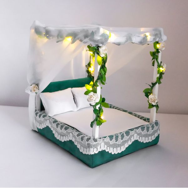 Doll_bed_with_canopy