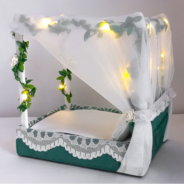 Doll_bed_with_canopy_side_view