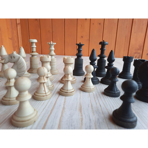 plastic_antique_chess_pieces4.jpg