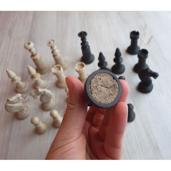 plastic_antique_chess_pieces6.jpg