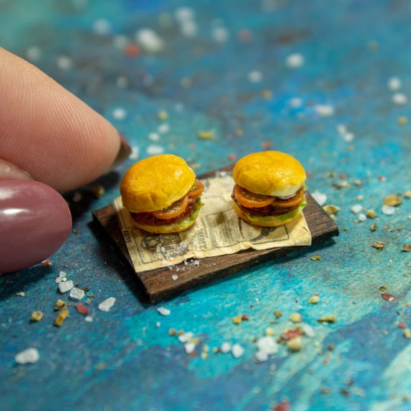 Miniature burger set on a wooden board for dollhouse kitchen decoration (1).jpg